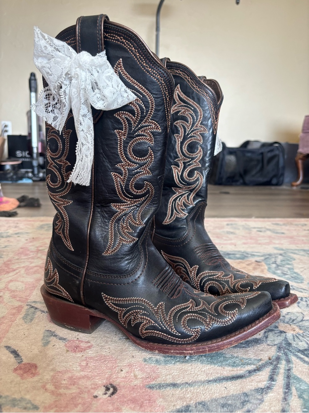 Women’s Ariat Cowboy Boots - Picture 2 of 3